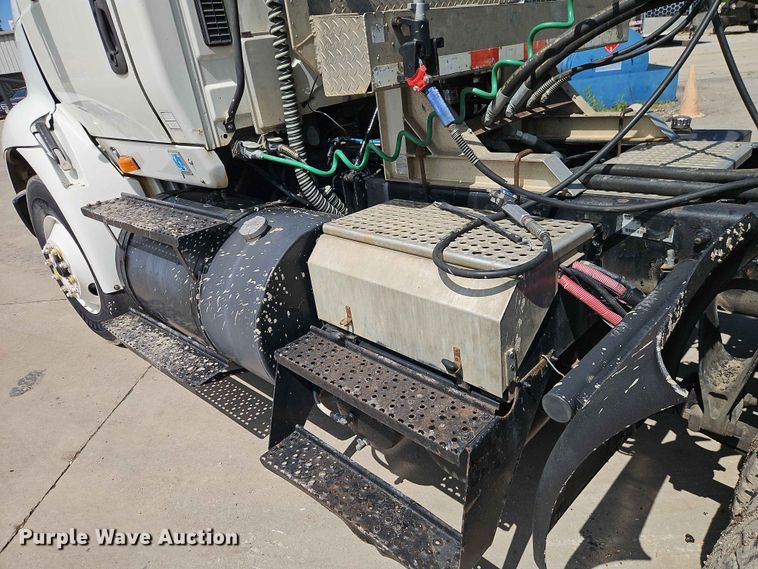 image for item EO7382 2009 International 8600 semi truck
