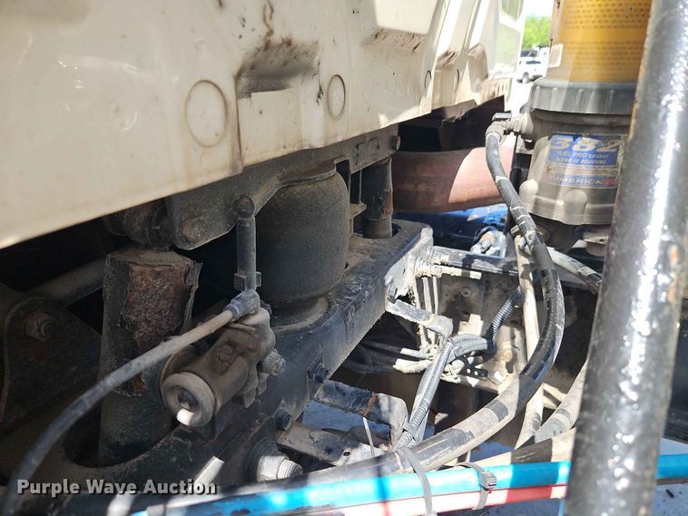 image for item EO7382 2009 International 8600 semi truck