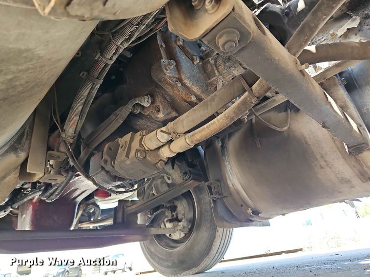 image for item EO7382 2009 International 8600 semi truck