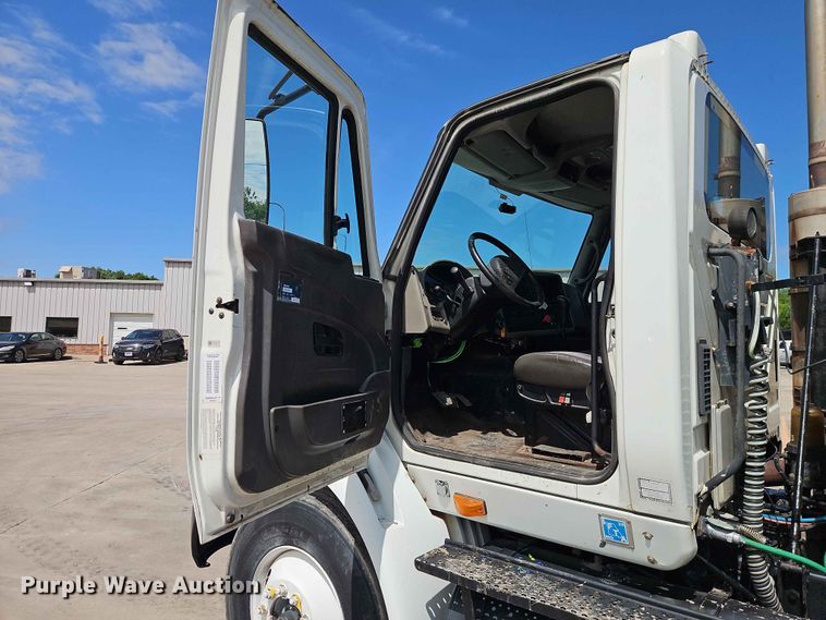 image for item EO7382 2009 International 8600 semi truck