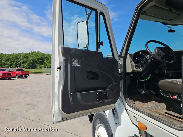 image for item EO7382 2009 International 8600 semi truck