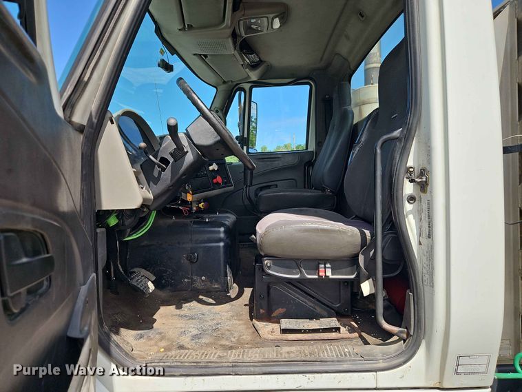 image for item EO7382 2009 International 8600 semi truck
