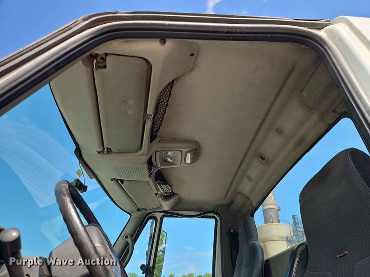 image for item EO7382 2009 International 8600 semi truck