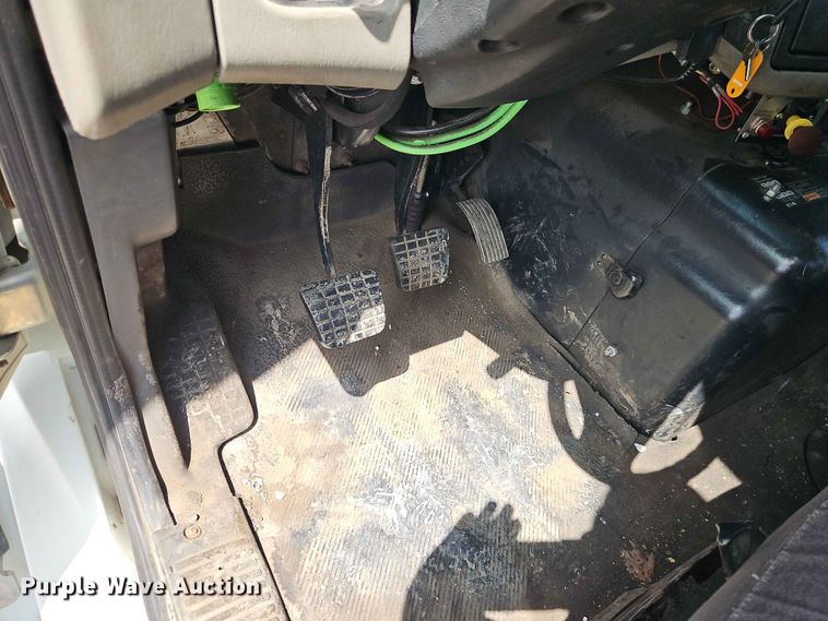 image for item EO7382 2009 International 8600 semi truck
