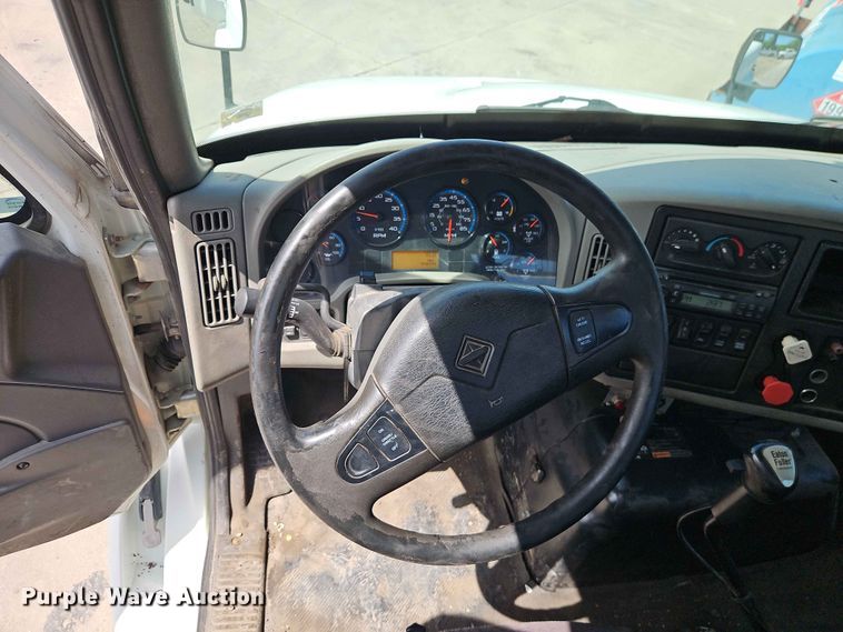 image for item EO7382 2009 International 8600 semi truck