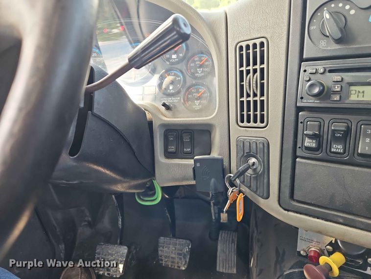 image for item EO7382 2009 International 8600 semi truck