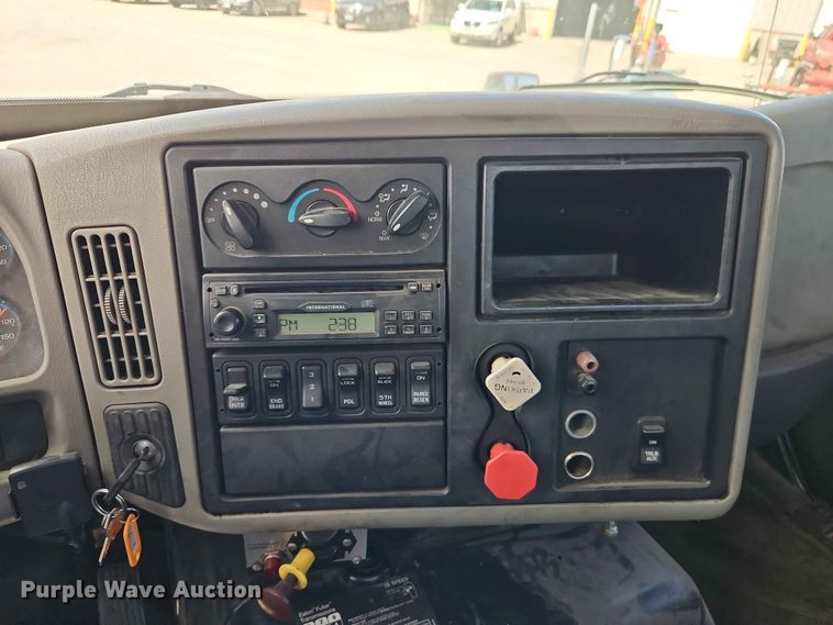 image for item EO7382 2009 International 8600 semi truck