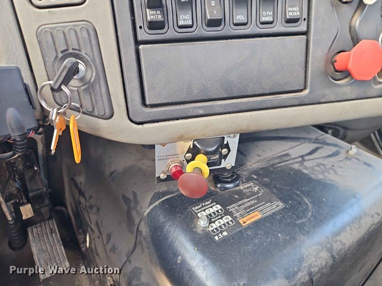 image for item EO7382 2009 International 8600 semi truck