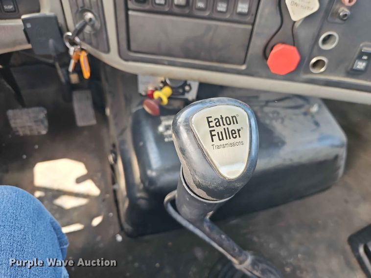 image for item EO7382 2009 International 8600 semi truck
