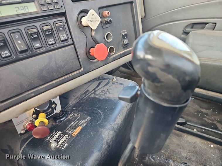 image for item EO7382 2009 International 8600 semi truck