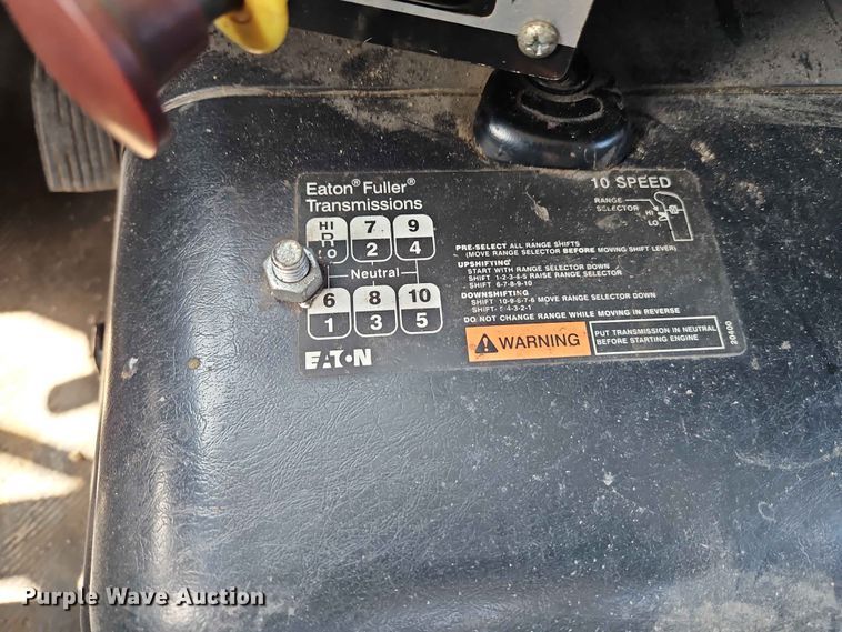 image for item EO7382 2009 International 8600 semi truck