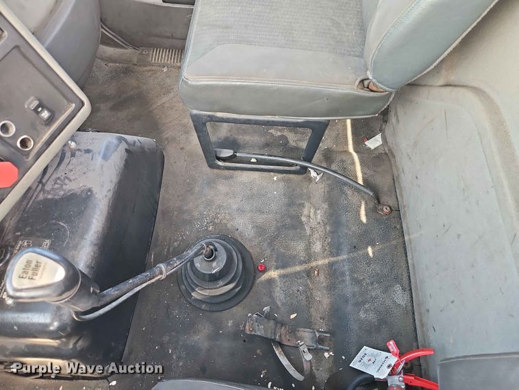 image for item EO7382 2009 International 8600 semi truck