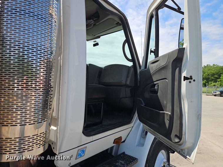 image for item EO7382 2009 International 8600 semi truck