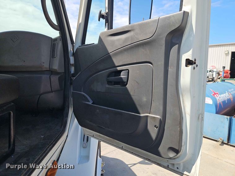 image for item EO7382 2009 International 8600 semi truck