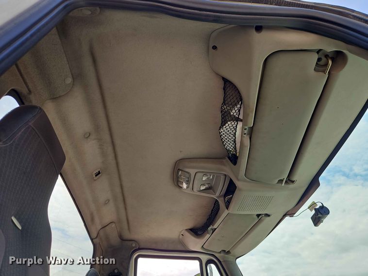 image for item EO7382 2009 International 8600 semi truck