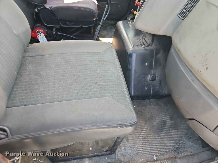 image for item EO7382 2009 International 8600 semi truck