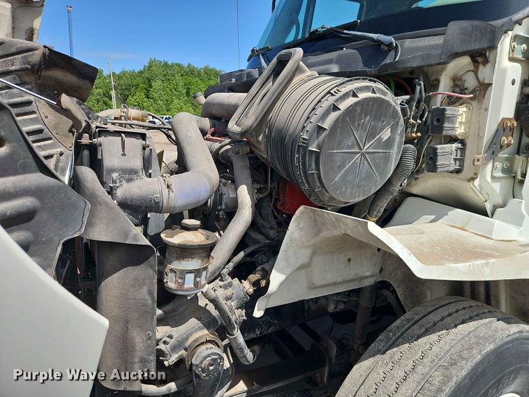 image for item EO7382 2009 International 8600 semi truck