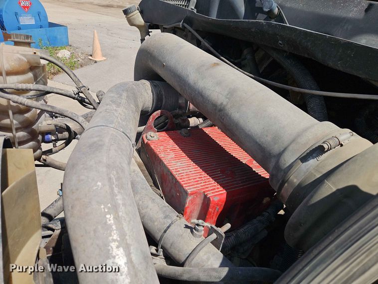 image for item EO7382 2009 International 8600 semi truck