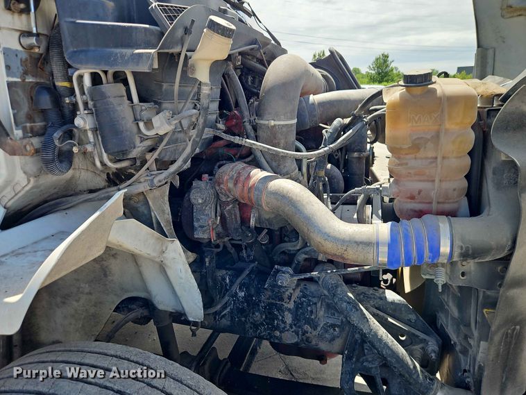 image for item EO7382 2009 International 8600 semi truck