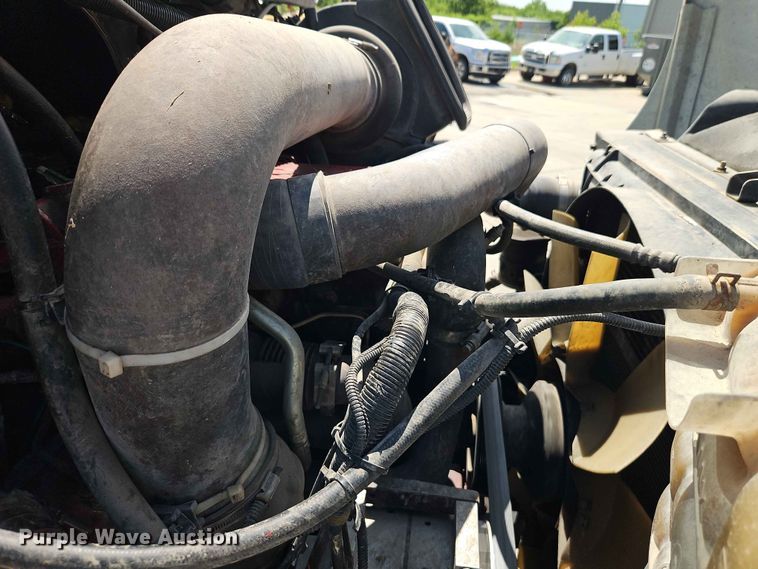 image for item EO7382 2009 International 8600 semi truck