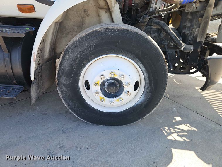 image for item EO7382 2009 International 8600 semi truck