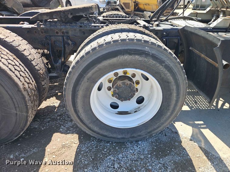 image for item EO7382 2009 International 8600 semi truck