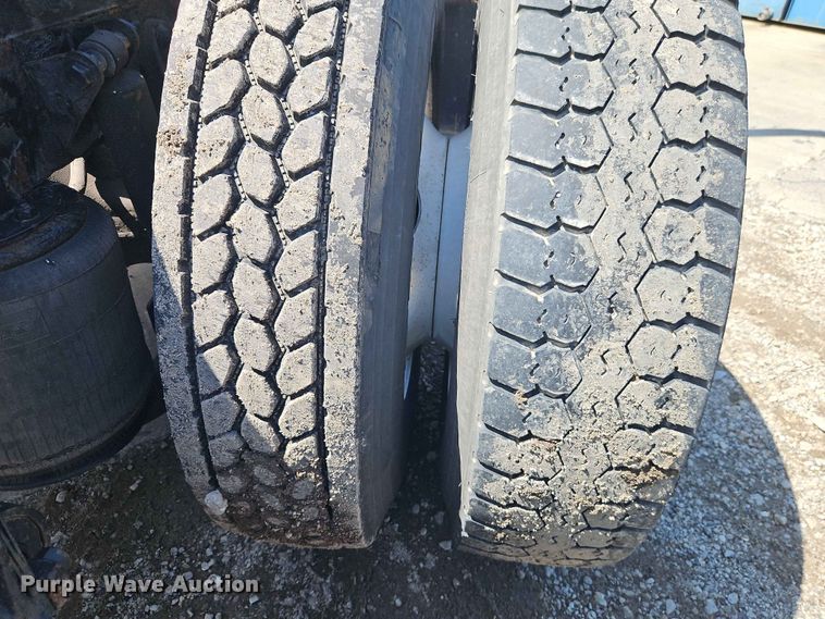image for item EO7382 2009 International 8600 semi truck