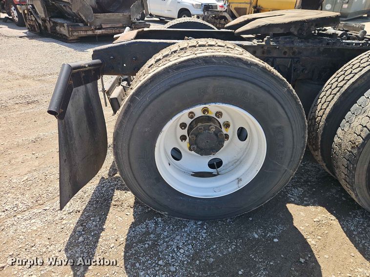 image for item EO7382 2009 International 8600 semi truck