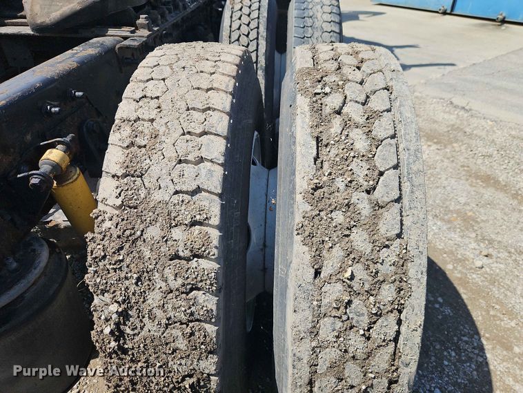 image for item EO7382 2009 International 8600 semi truck