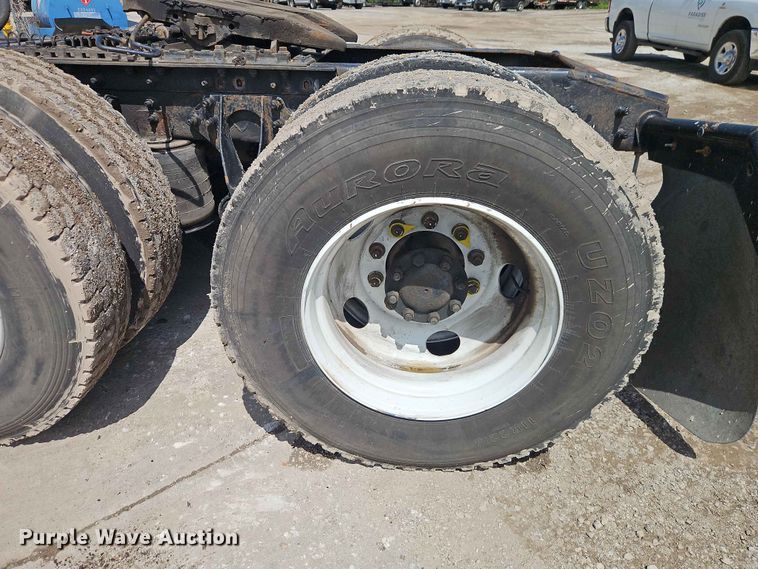 image for item EO7382 2009 International 8600 semi truck
