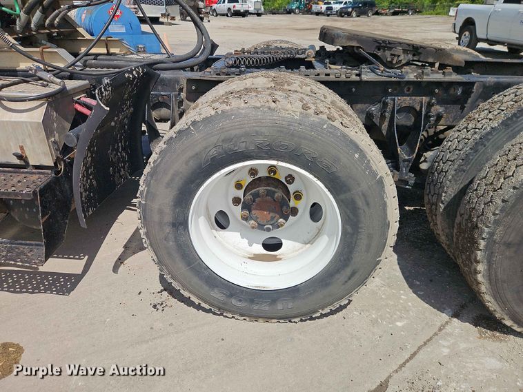 image for item EO7382 2009 International 8600 semi truck