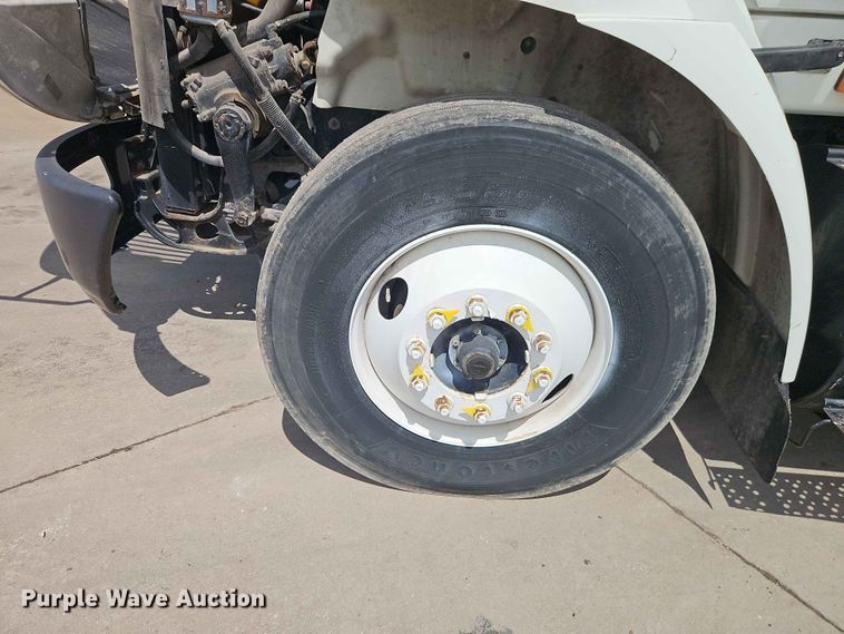 image for item EO7382 2009 International 8600 semi truck