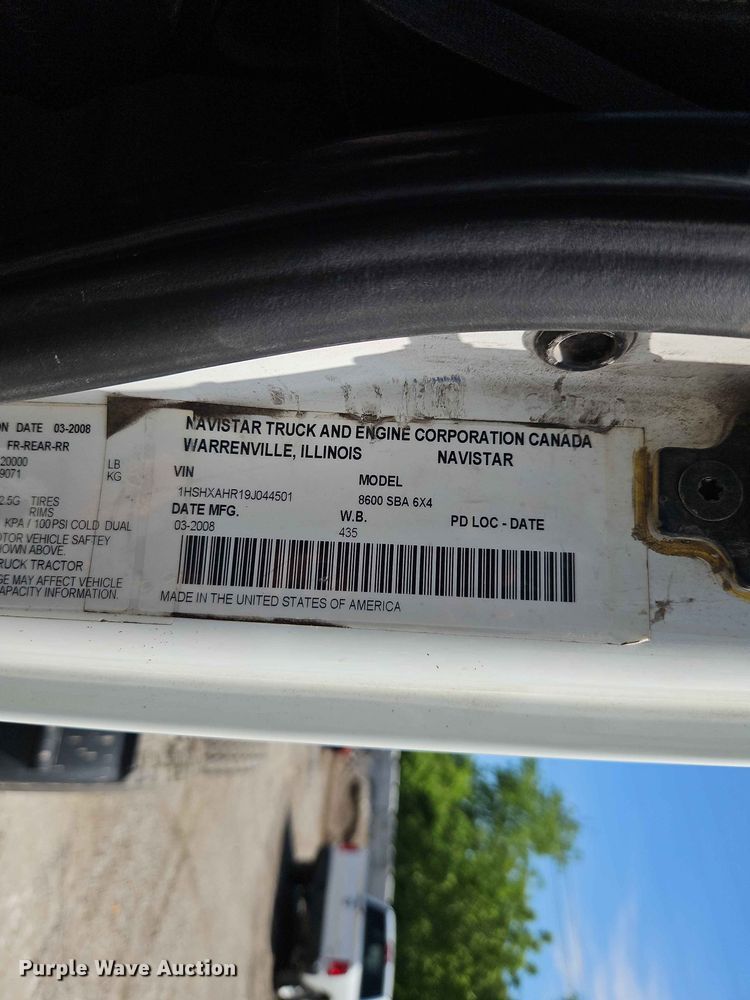 image for item EO7382 2009 International 8600 semi truck