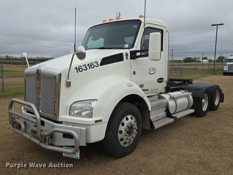 image for item ER1621 2016 Kenworth T880 semi truck