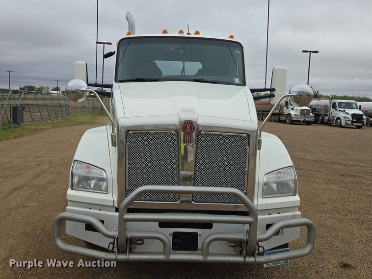 image for item ER1621 2016 Kenworth T880 semi truck