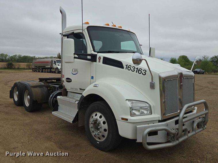 image for item ER1621 2016 Kenworth T880 semi truck