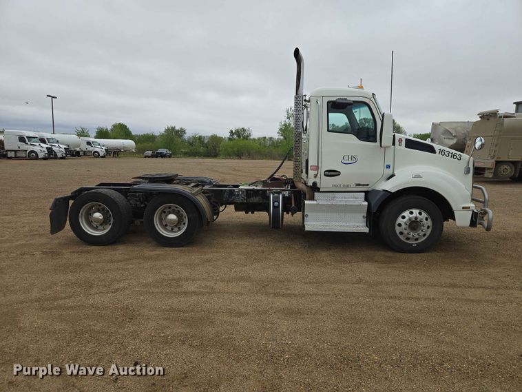 image for item ER1621 2016 Kenworth T880 semi truck