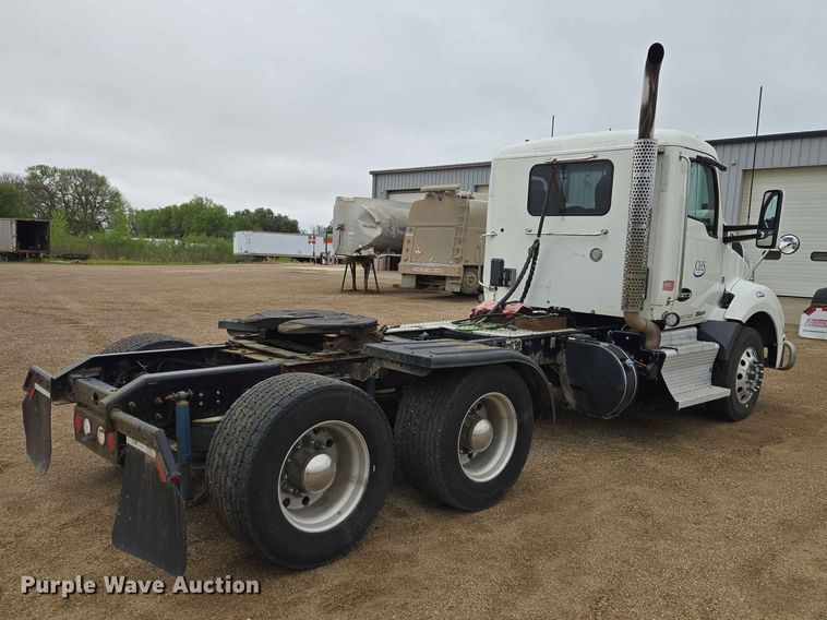 image for item ER1621 2016 Kenworth T880 semi truck