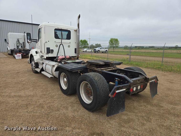image for item ER1621 2016 Kenworth T880 semi truck