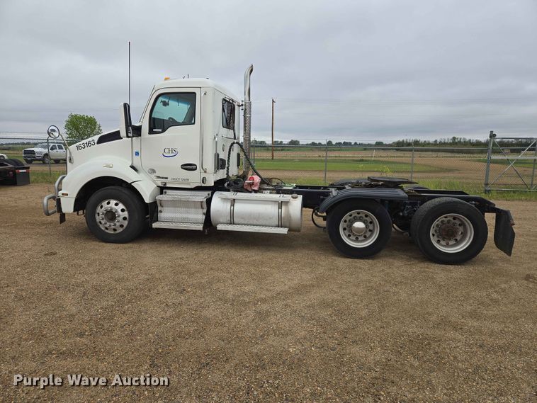 image for item ER1621 2016 Kenworth T880 semi truck