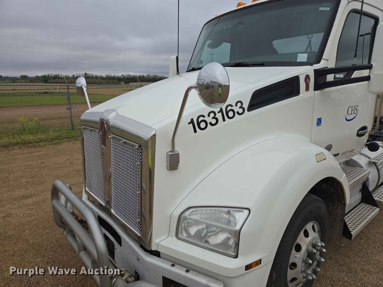 image for item ER1621 2016 Kenworth T880 semi truck