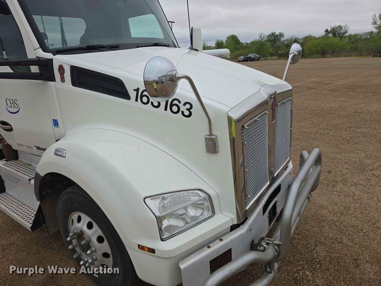 image for item ER1621 2016 Kenworth T880 semi truck