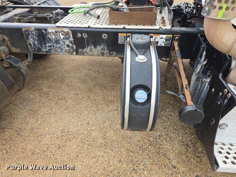 image for item ER1621 2016 Kenworth T880 semi truck