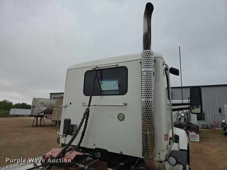 image for item ER1621 2016 Kenworth T880 semi truck