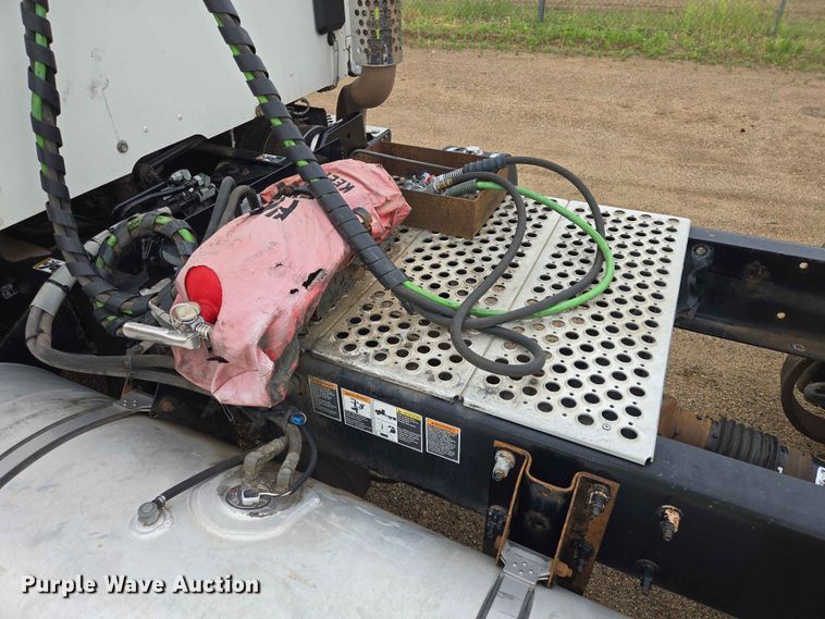image for item ER1621 2016 Kenworth T880 semi truck