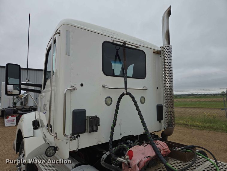 image for item ER1621 2016 Kenworth T880 semi truck