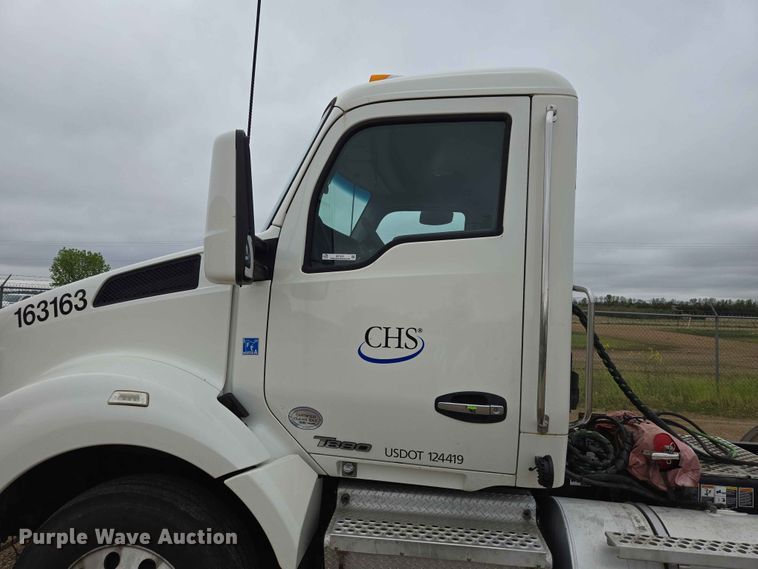 image for item ER1621 2016 Kenworth T880 semi truck