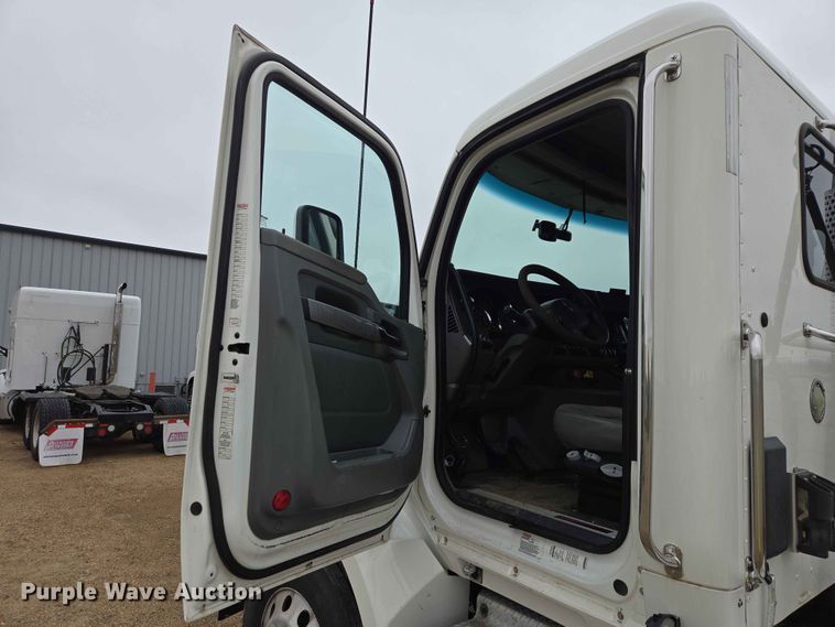 image for item ER1621 2016 Kenworth T880 semi truck