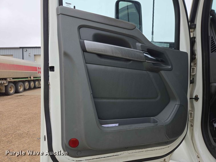 image for item ER1621 2016 Kenworth T880 semi truck
