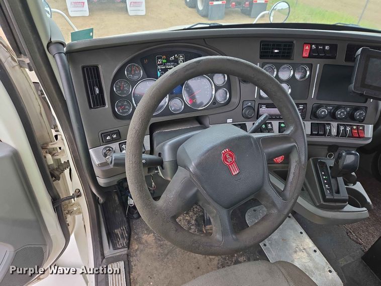 image for item ER1621 2016 Kenworth T880 semi truck
